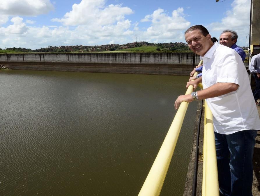 NA IMPRENSA: Recife volta a entrar no esquema de racionamento de água Serão 20 horas com água nas áreas planas da cidade e outras 28