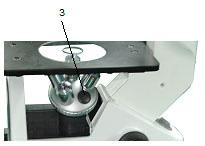 Para um transporte seguro, a peça nasal é colocada na posição mais baixa e o anel de ajuste de tensão (2) é ajustado na tensão apropriada quando o microscópio deixa a fábrica.