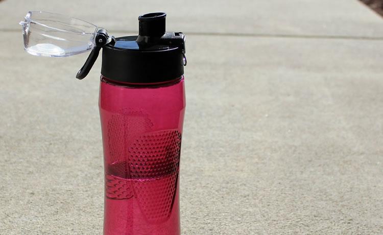Bisfenol-A (BPA). Então qual é a solução na hora de armazenar água? Uma delas é o uso de garrafas reutilizáveis.