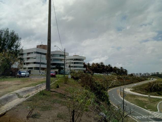 150 Figura 60 e 61 Construção de hotéis e casa de festa na Avenida Litorânea. Fonte Andreza Louzeiro, 2018.