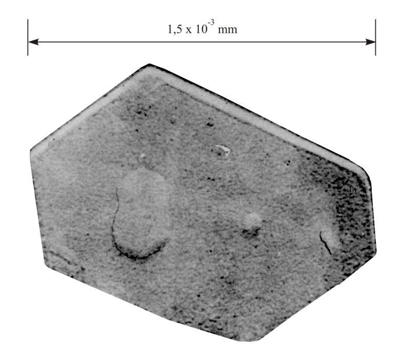 Na Figura 3.7 está mostrada a foto de uma partícula lamelar de caulinita; o comprimento L mostrado na Figura é da ordem de 1,5 10-3 mm.