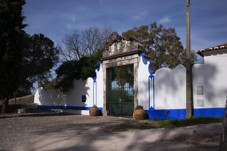 ou Porta Velha, a Porta de Mercandela, a Porta de Santo António, a Porta do Ferro e a Porta da Albufeira, no extremo oposto à primeira.