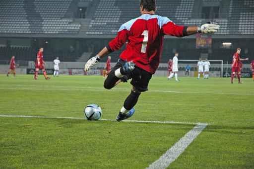 ENERGIA CINÉTICA Ao chutar uma bola de futebol, o jogador transfere energia para a bola, fazendo-a entrar em movimento.
