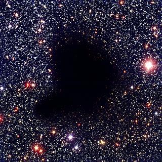 110 As nebulosas escuras são chamadas assim porque são regiões tão densas de poeira, que impedem a passagem da luz visível (ou a maior parte dela) vinda de outras estrelas atrás delas.