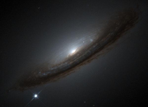 172 Figura 6.9 O ponto brilhante no canto inferior esquerdo da figura é a Supernova SN 1994D que explodiu na borda da galáxia NGC 4526 Crédito: NASA.