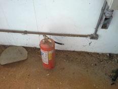Imagem(4) Descrição(4): Extintor de incêndio NÃO CONFORMIDADES Item 4.