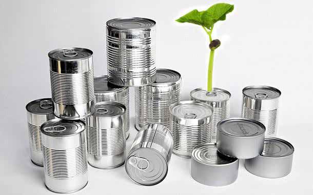 O processo de reciclagem industrial segue os seguintes passos: As latas são coletadas por cooperativas em escolas, supermercados, condominios ou por catadores individuais que as encontram pelas ruas;