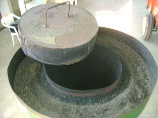 Para que ocorresse a vedação dos gases, a tampa ficou apoiada sobre areia, que foi colocada dentro de uma canaleta de metal de