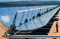 FRACOS: Complexidade do concentrador solar, devido à geometria curva dos espelhos e da necessidade de rastreamento do absorvedor; Limitação da