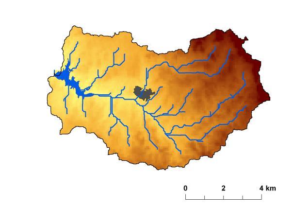 O rio é um dos afluentes do Guadiana, apresenta um comprimento de cerca de 9 km e características de um rio temporário. O clima da região é sub-húmido seco a semi-árido.