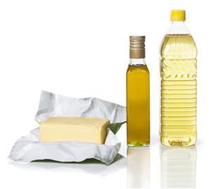 Diferença entre óleos e gorduras: - Óleos: Origem vegetal, líquido a temperatura ambiente, com ligações insaturadas (mais fácil de