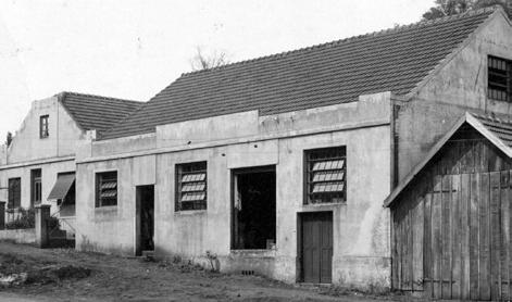 A oficina cresceu e passou a fabricar janelas de aço, dobradiças para sofás-cama e até mesmo carrocerias para transporte de carnes.