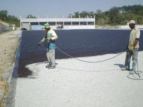 PREPARAÇÃO DA BASE (PRÉVIO A INSTALAÇÃO) SOBRE BERÇO DE BRITA: 1º passo - Compactação do solo prevendo rebaixo de 12 cm em relação aos pisos do entorno 2º passo - Contenção da área/acabamento