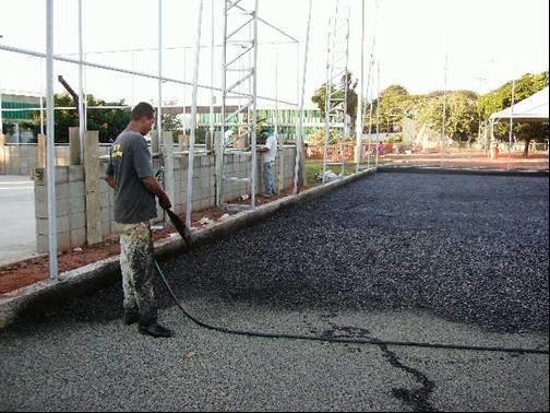 necessário ser feita em todo perímetro do local Obs: A contenção deve estar firme para segurar a movimentação das placas, garantindo um bom acabamento.