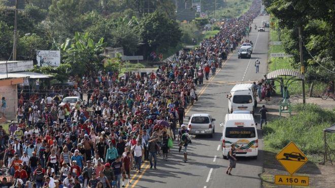 Direito de imagemsimage caption A caravana começou em Honduras e foi atraindo mais gente pelo caminho A caravana de milhares de migrantes da América Central que segue rumo aos EUA continua