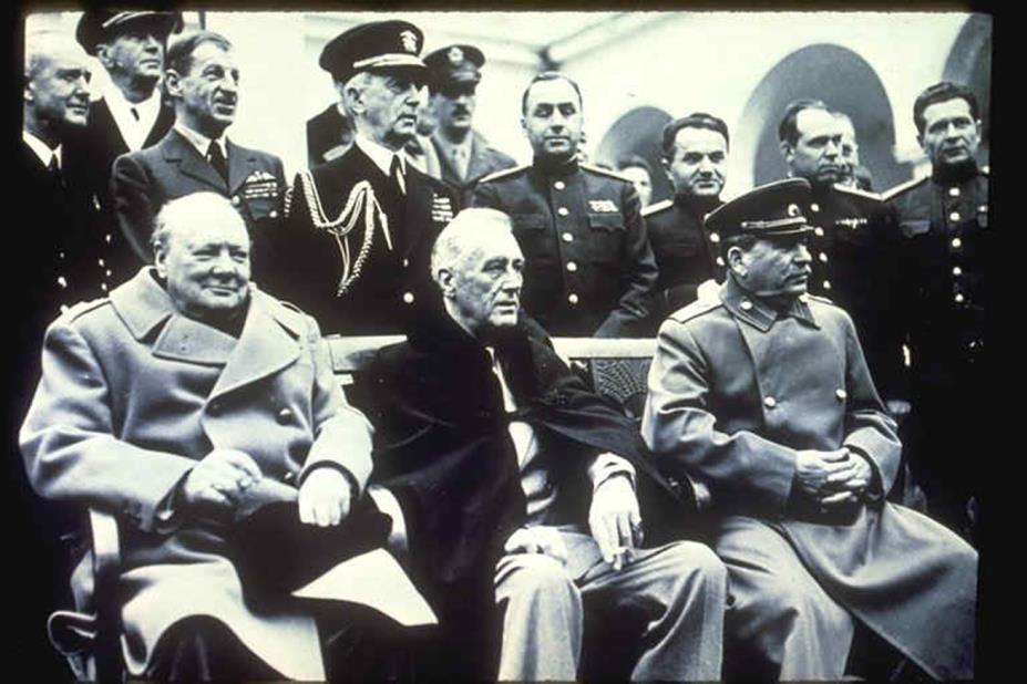 Yalta, ocorre em fevereiro de 1945, na URSS.
