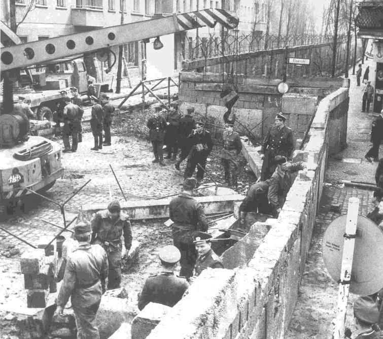 Muro de Berlim(1961) -Determinado por Moscou, foi construído um muro de 45