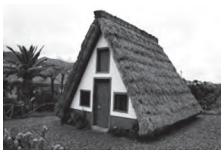 2. s casas típicas de Santana, localidade da costa norte da ilha da Madeira, parecem prismas triangulares.