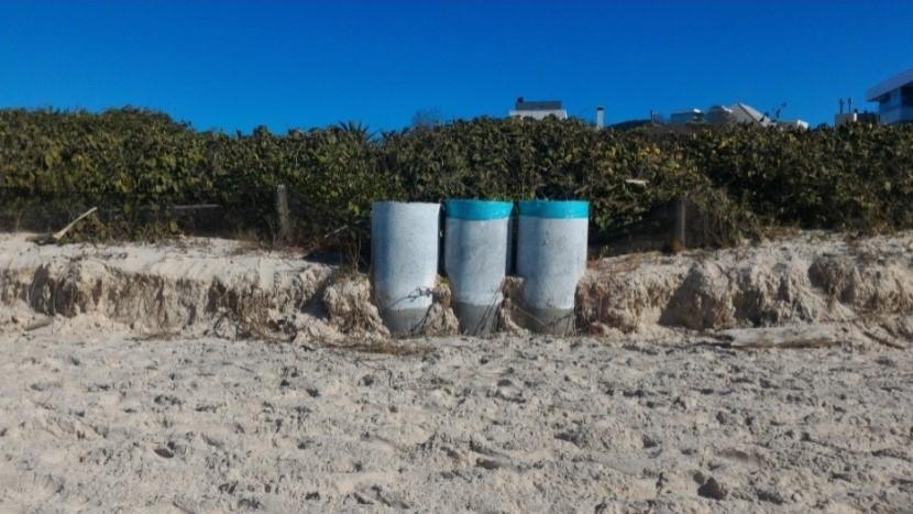 Visão frontal de falésia erosiva na praia de Jurerê Internacional (Foto de Mayara Moreira da