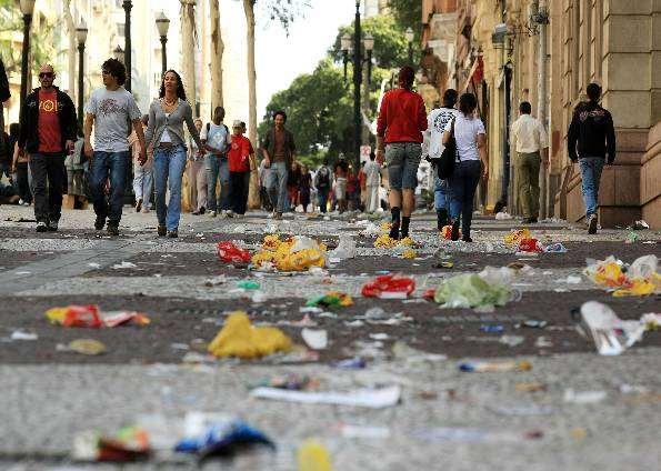 IMPACTOS DEVIDO AOS RESÍDUOS SÓLIDOS - Sólidos Totais são devido a: Frequência e cobertura da coleta de