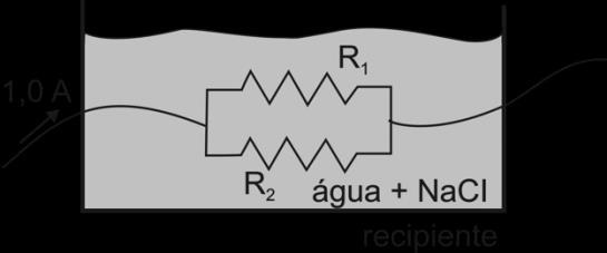 09 - (UEG GO/2010) Na figura acima, tem-se dois resistores, um de R 1 = 50 e outro de R 2 = 100, imersos em solução de cloreto de sódio, os quais são percorridos por uma intensidade de corrente