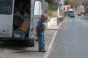 Não, mas apenas se a porta se mantiver aberta. Não, porque a mercadoria que transporta não está corretamente acondicionada.