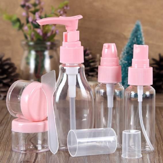 LEMBRANCINHAS Kit Viagem c/ Necessarie Branco 01 Frasco 10,5cm 01 Frasco 10cm 01 Frasco 9cm 02 Potes