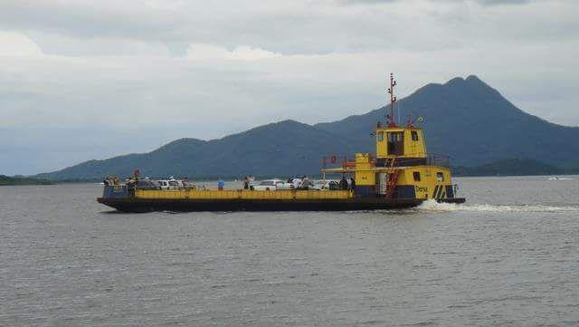 40 Com a inauguração da ponte, o transporte entre Iguape e Ilha Comprida que era feito através de balsa é desativado no ano de 2002 (Figura 29), fazendo com que a área perca a função no arranjo