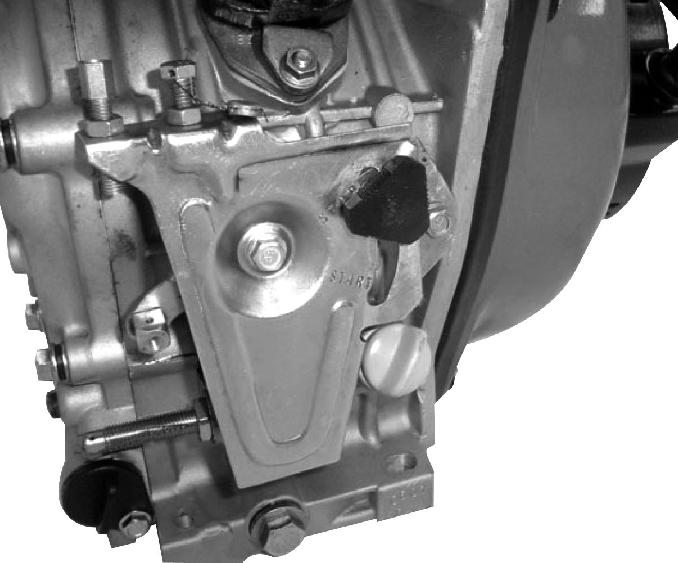 3- Gire a chave de partida na direção horária até a posição "Start". Chave de partida O acelerador deve ser usado para controlar a rotação do motor.