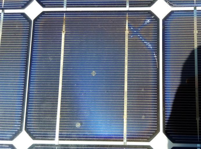 1. Os registros fotográficos da Fig. 4 mostram alguns módulos fotovoltaicos avaliados visualmente que apresentaram defeitos.