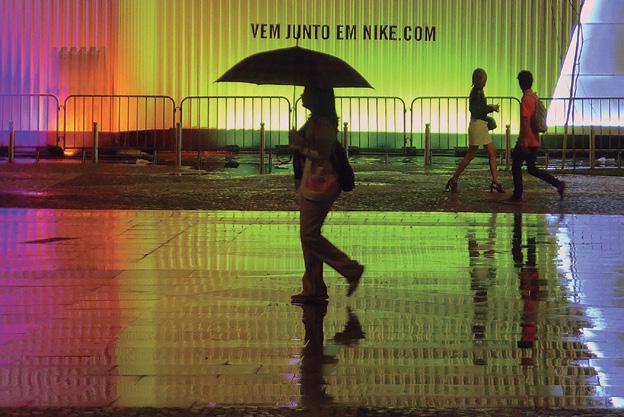 Cena registrada pelo leitor Maurício Christovão sob a chuva na Praça XV,