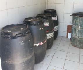 O armazenamento dos resíduos infecciosos hospitalares no município de Caraúbas é feito em tambores tampados diferenciados por cores, e os materiais cortantes são descartados em caixas de