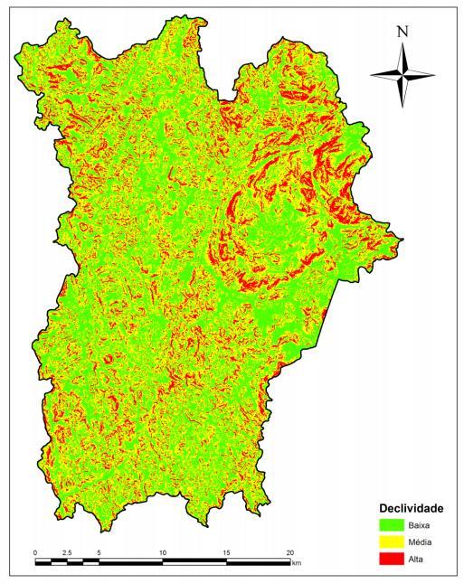 Para confecção do mapa de declividade (Figura 2), usou-se a ferramenta slope do arcmap, sendo necessário em seguida, utilizar a ferramenta reclassify para agrupar a declividade em três classes: