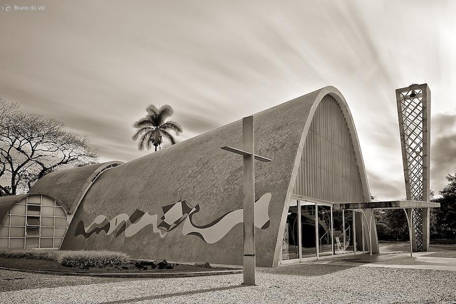 As obras de Niemeyer são extremamente formais e caracterizadas por suas exuberantes curvas, esse fator é abrangido por Reidy principalmente no bloco que abriga o sistema desportivo; nesse bloco a
