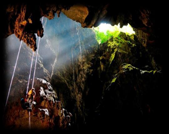 RAPEL NO ABISMO ANHUMAS O rapel de 72 metros que inicia por uma fenda na rocha, que leva a uma caverna com magníficas formações e um lago de águas cristalinas do tamanho de um campo de futebol que