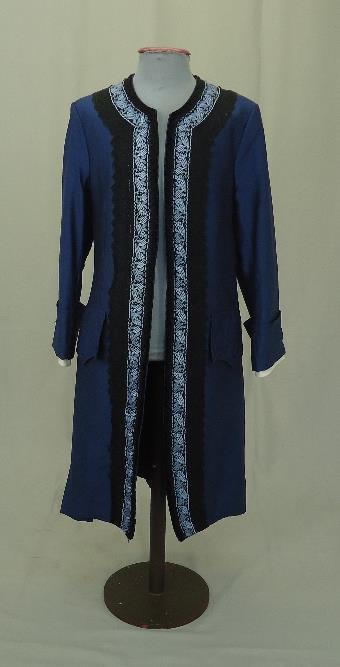 205 Ópera Andrea Chénier Descrição: Referência do traje AC 03 Casaco de shantung azul.