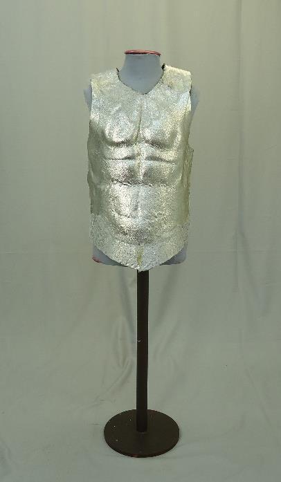 241 Ópera Ariadne em Naxos Descrição: Referência do traje AN 17 Armadura em EVA com cobertura de lamê prata e forro de camurça.