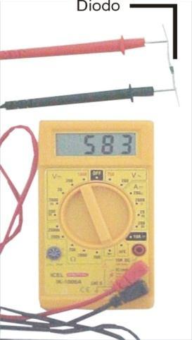 Fotografia da realização do teste de um diodo retificador. Como testar e medir transistores? 1. Remova as Pontas de Prova do Multímetro. 2.