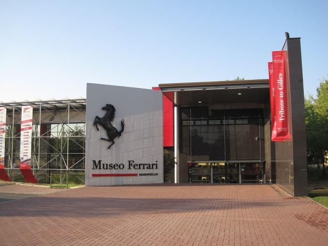 visitar (com guia local) a Galleria Ferrari (INGRESSO INCLUSO) onde conheceremos a história da famosa fábrica de carros, com os seus antigos carros de Fórmula 1 e os carros esportivos que hoje são a