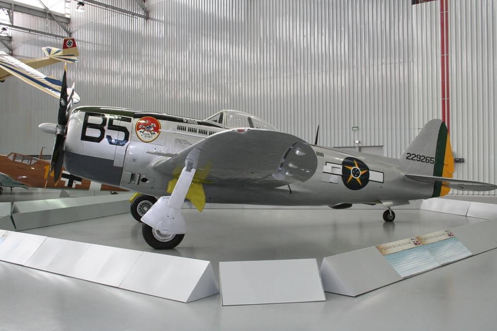Senta a Pua. Este avião está pintado com as marcas do P-47 B5 pilotado pelo Comandante Fernando Correa Rocha.