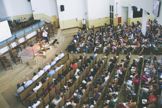 Introdução Além de assembleia universal dos crentes em Jesus, o vocábulo igreja refere-se a um grupo de crentes em cada localidade geográfica E chegou a fama destas coisas aos ouvidos da igreja que