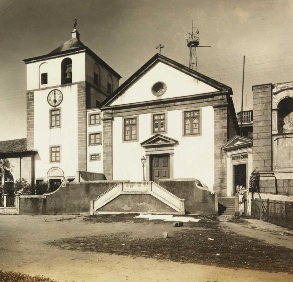 A CHEGADA DOS PORTUGUESES Quando os colonizadores chegaram ao Brasil, trouxeram consigo uma cultura fortemente voltada para literatura e para fé católica.