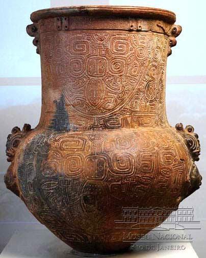 ARTE MARAJOARA Produzida pelos índios que habitavam na ilha de Marajó, atual estado do Pará, foi uma importante manifestação artística tendo como destaque a cerâmica.