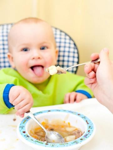 A partir do 6 mês: Não oferecer alimentos industrializados pré-prontos, refrigerantes, café, chás e embutidos, entre outros. A criatividade na preparação e na apresentação facilitam a sua aceitação.