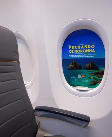 FORMATOS - ADVERTISING ADESIVO PERSIANA Aplicado sobra a persiana que fecha a janela da aeronave. São 16 persianas (oito de cada lado) por aeronave.