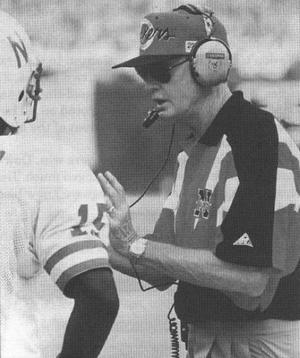 APRESENTAÇÃO DO AUTOR Coach Tom Osborne escreveu esse artigo em 1987, quando era head coach da universidade de Nebraska.