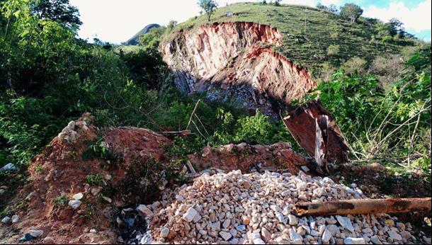 Figura 1: Local de retirada de rochas. Figura 2: Local de retirada de calcita, uma das rochas mais explorada na pedreira.