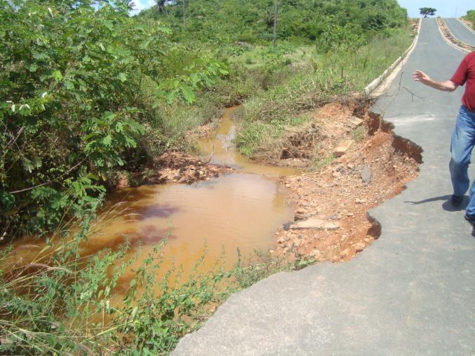 Em vias não pavimentadas, a ausência de dispositivos de drenagem também pode provocar o desencadeamento de processos erosivos, como é o caso do que ocorreu na Avenida principal do Loteamento Hugo
