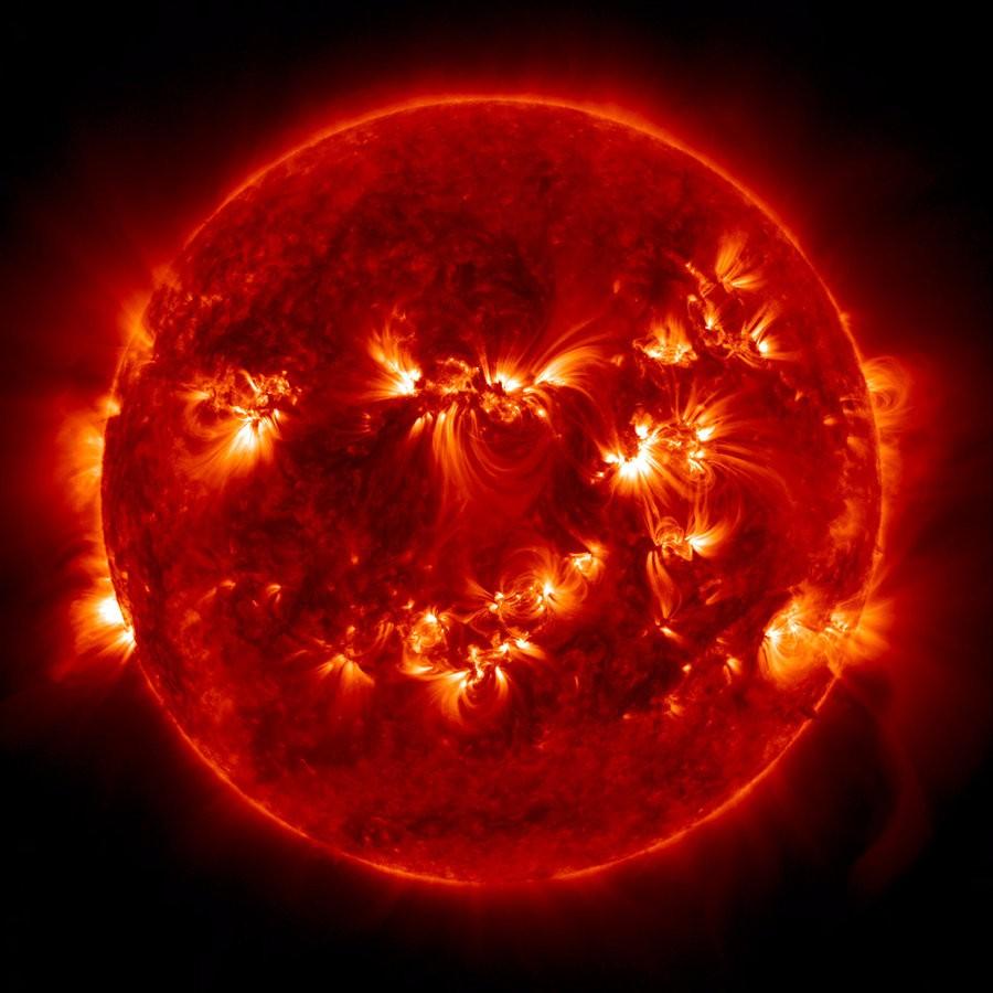 A Coroa Solar Camada mais externa da atmosfera solar, com temperaturas que podem chegar a 2.000.000 K.