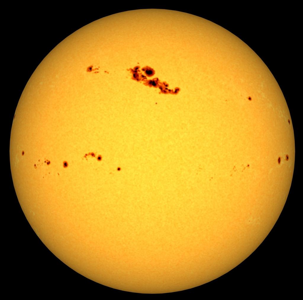 Manchas Solares Uma mancha solar típica tem um tamanho de 10.000 km, podendo durar de 1 hora à alguns meses.